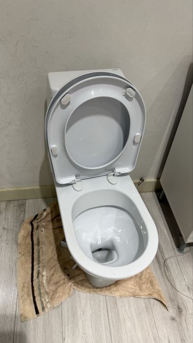 Продам унитаз с подвисной раковиной