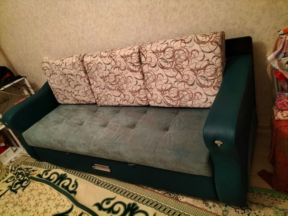 Диван раскладывается и как стол