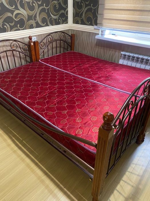 Кровать с матрасом