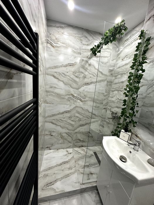 Se vinde garsonieră modernă, complet renovată de la 0, situată într-o zonă foarte liniștită din Blaj – Câmpia Libertății (G3, etaj 1).