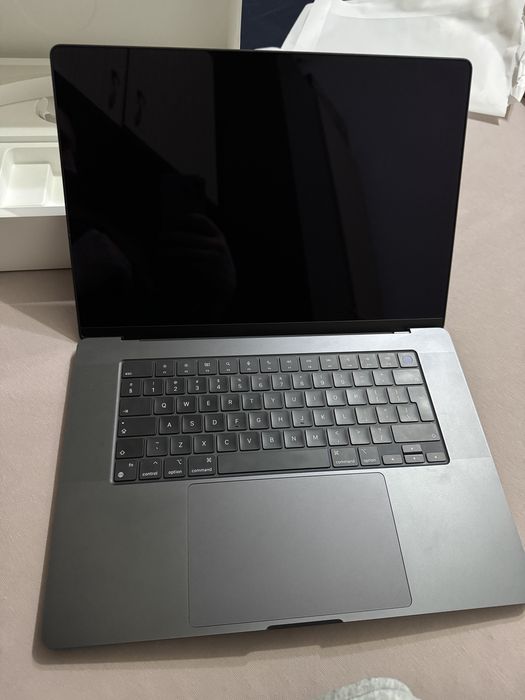 Macbook Pro M3 Pro 12 CPU, 18 GPU, 18GB RAM, 512GB Space Black