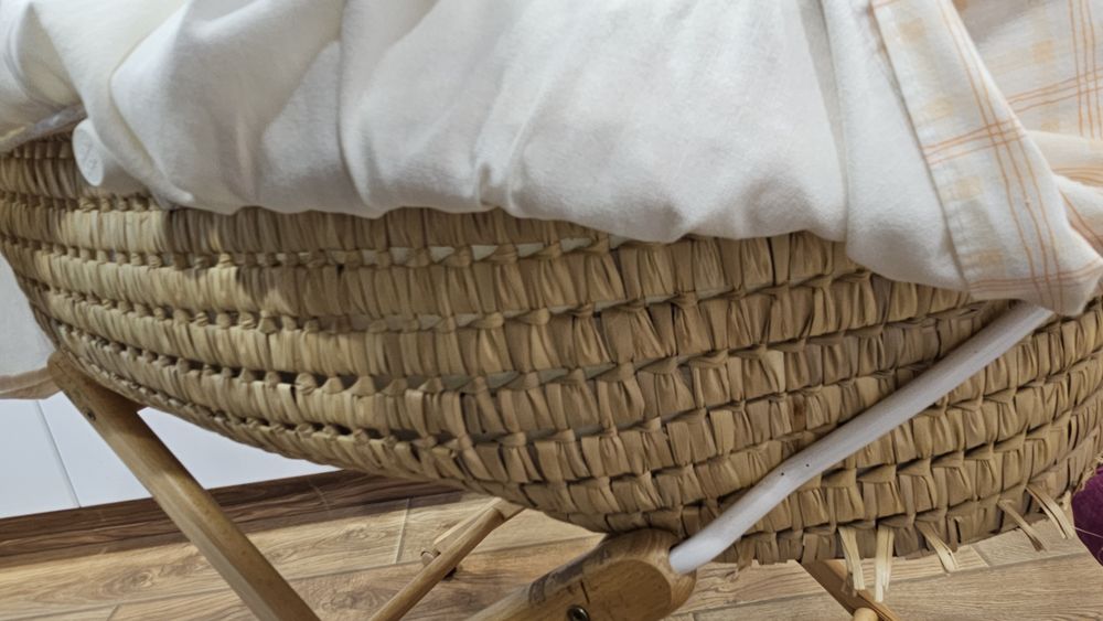 Бебешко кошче на колелца