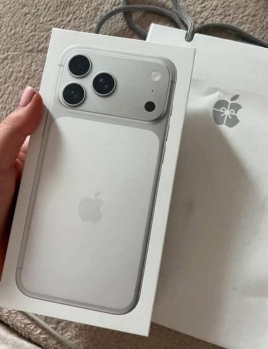 iPhone 17 pro max silver