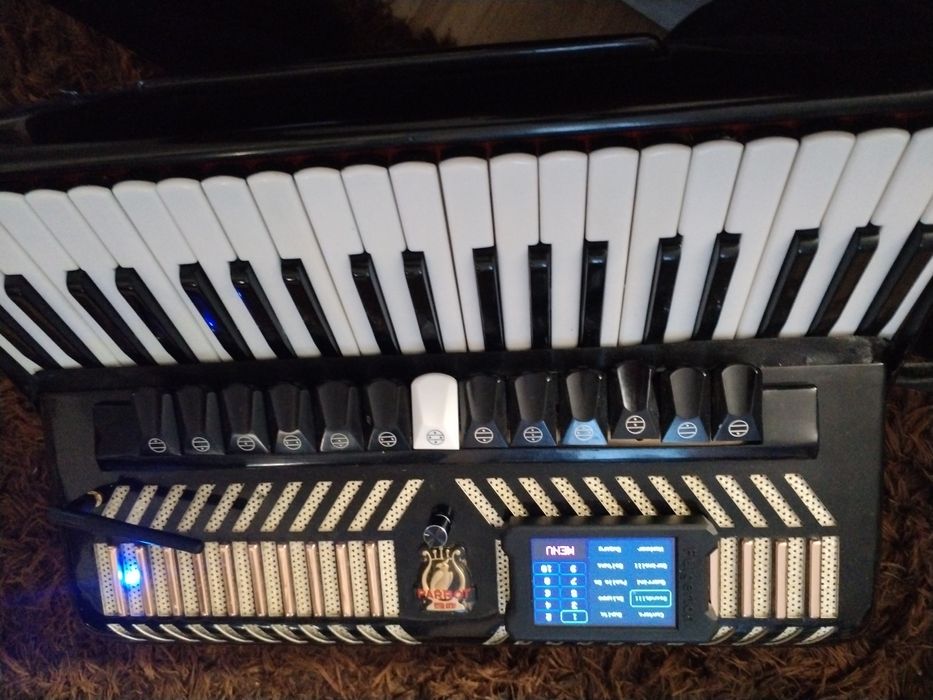 Vând acordeon cu sistem midii