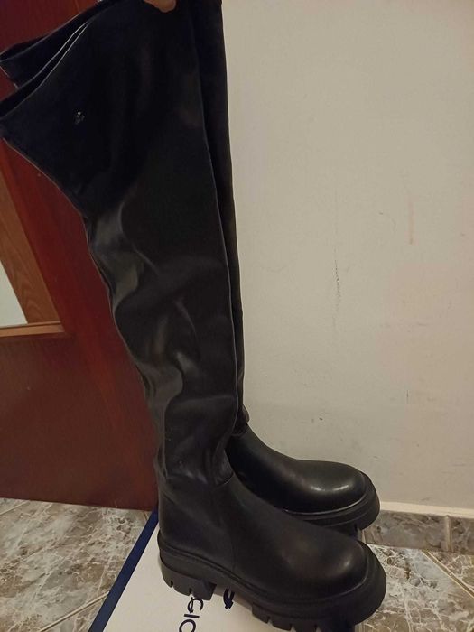 Cizme negre peste genunchi
