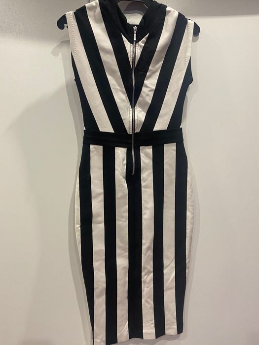 Рокля елегантна.