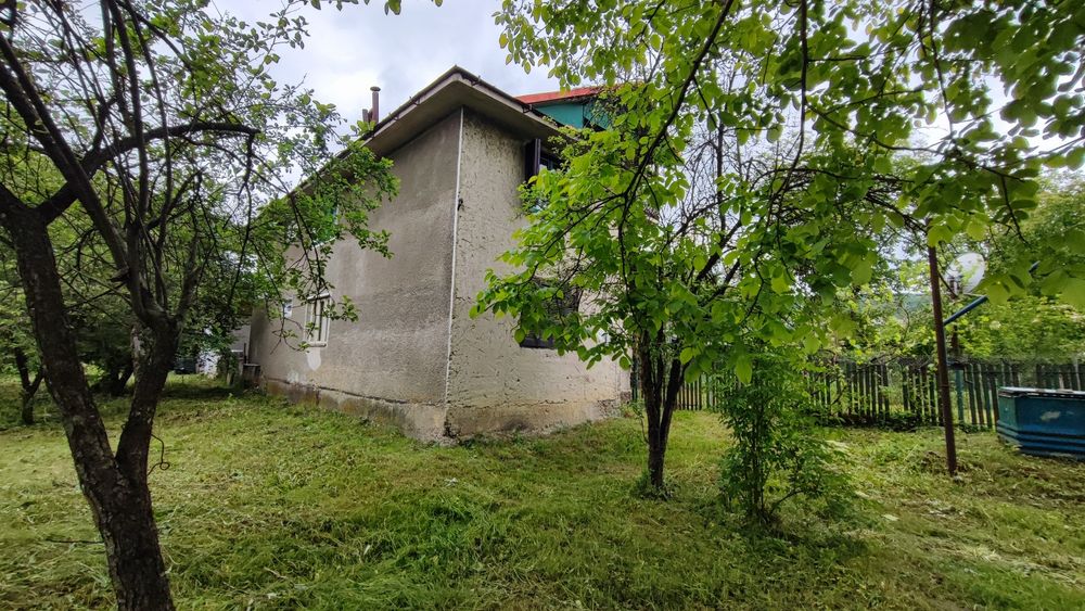 Casa cu etaj si teren  - vanzare sau inchiriere com. Carbunesti