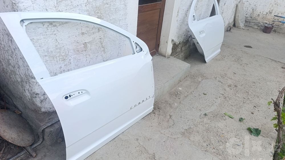 Cobalt pasajir tomon old va orqa eshiklar