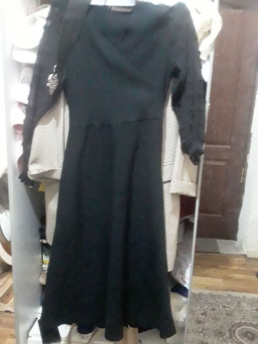 Qora koylak sotiladi