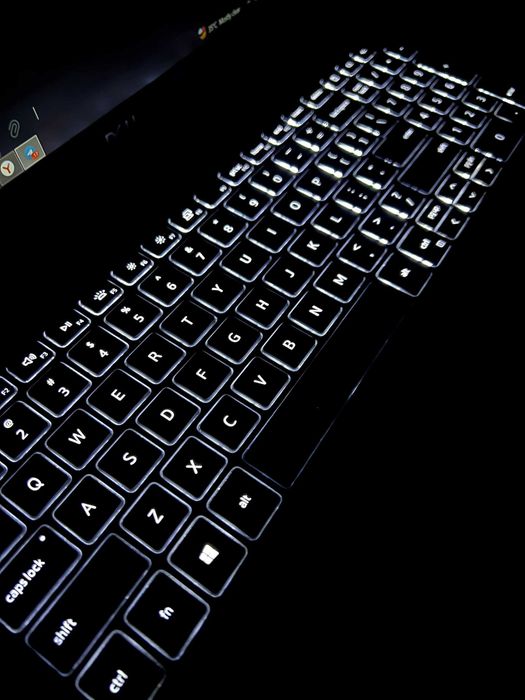 Dell Latitude i5 (512GB SSD) Touchscreen. Ideal holatda, Nasiya bor