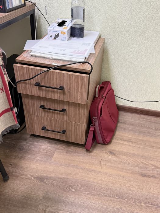 Офисный стол с тумбой