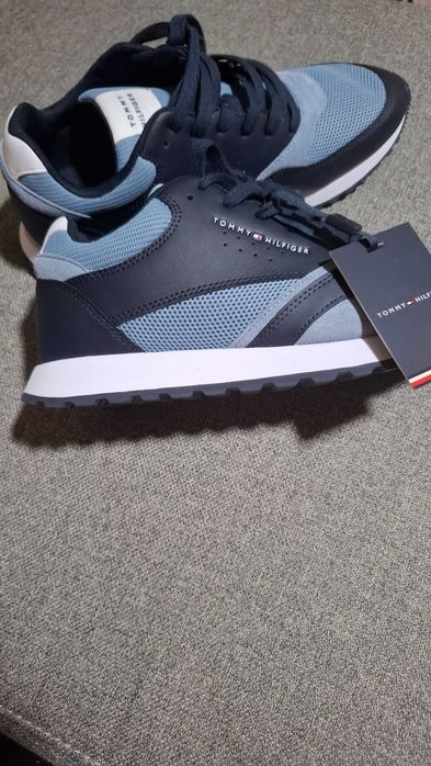 Adidasi Tommy Hilfiger noi cu eticheta marimea 41 .Pretul este fix 350 lei.