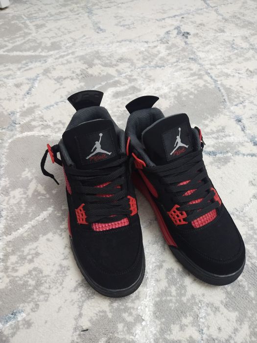 Jordan 4  мужеской обувь  черна/красный