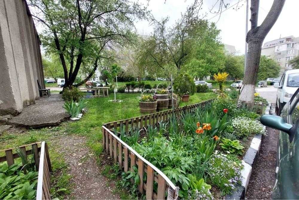 Тристаен апартамент с отделна кухня и гараж за продажба, гр. Добрич
