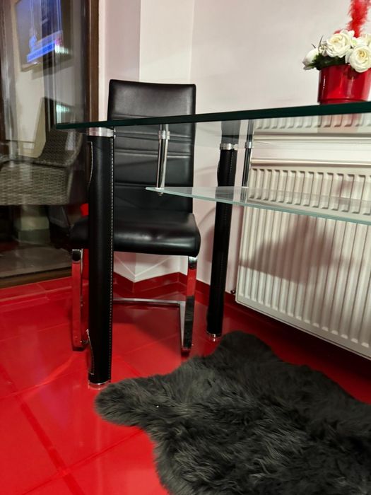 Vand masa din sticla cu picioare din piele.