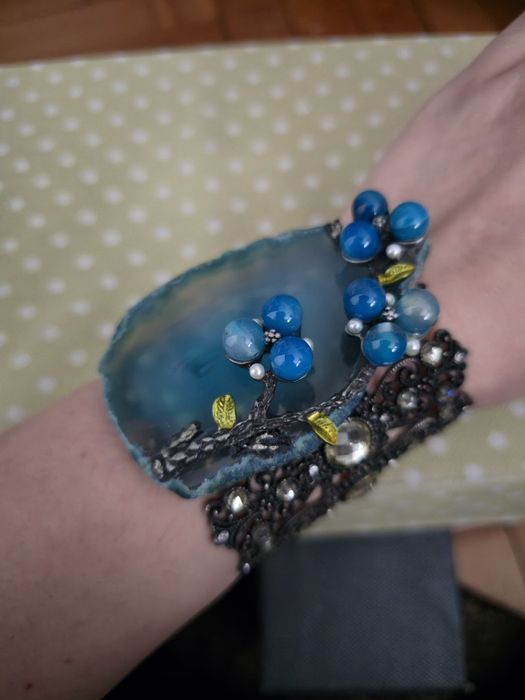 Гривна с естествен камък