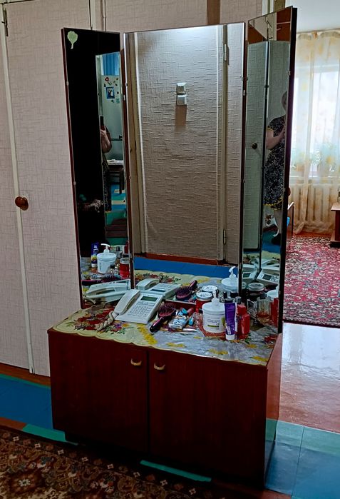 ТРЮМО с тремя зеркалами