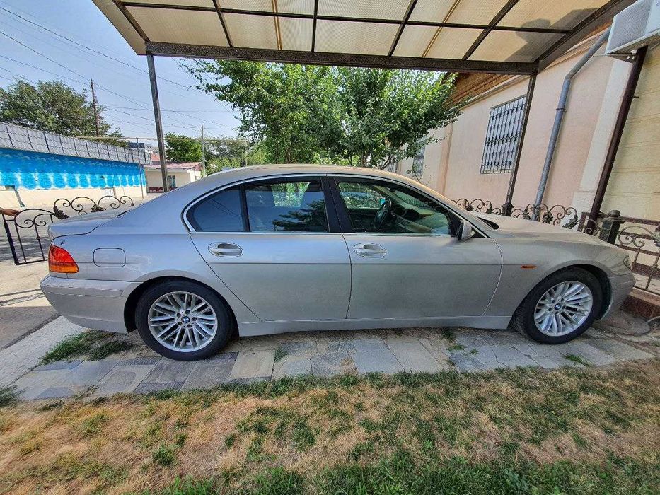 Avtomobil BMW 735i !