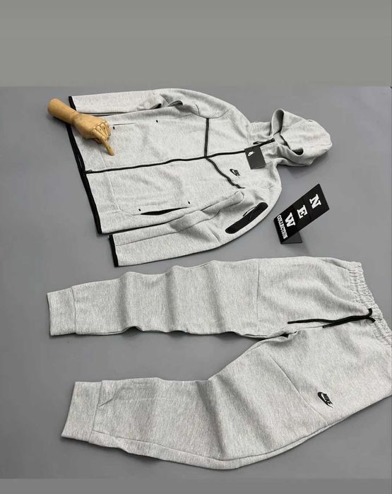 Анцузи Nike Tech