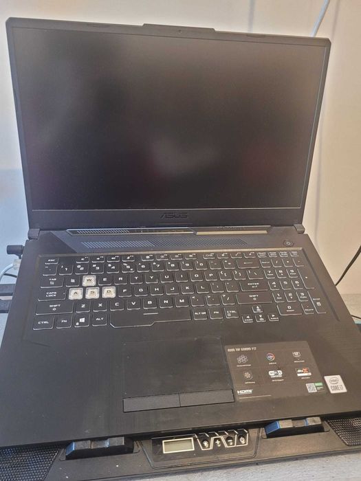 Vând laptop cu accesorii