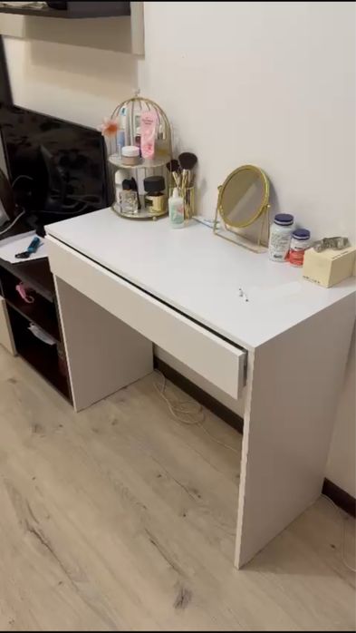 Продам столик косметический