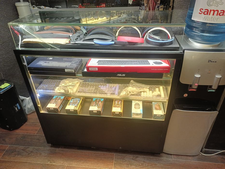 срочно продам витрины в магазин