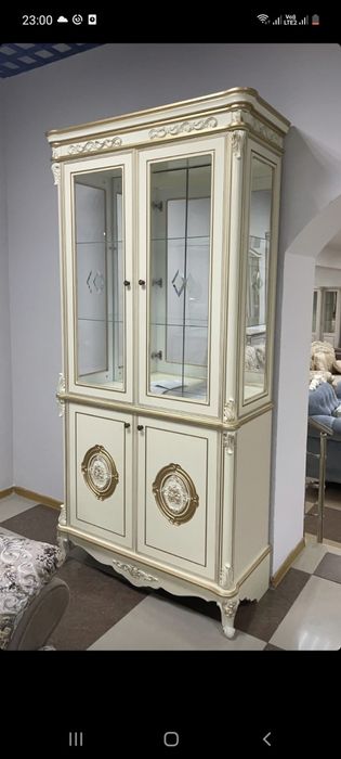 Сервант сатылады.