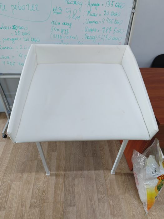 Продам пеленальный столик