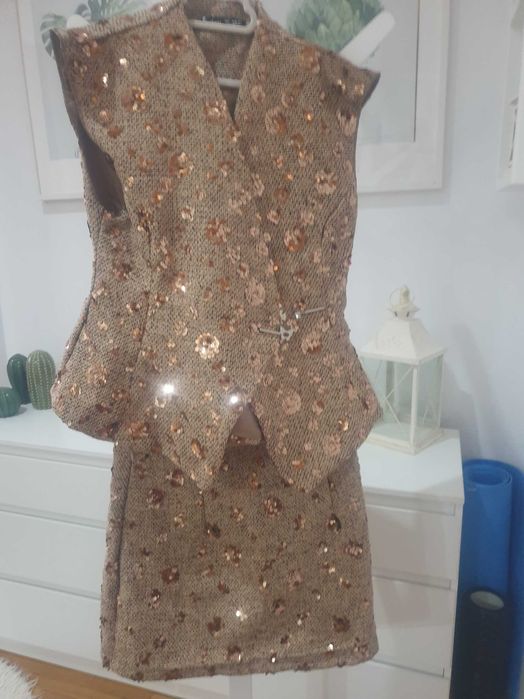 Дамски костюм с бляскави частици