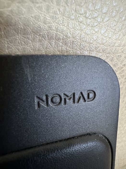 Incarcator 3 in 1 Nomad Base Station Apple Watch iPhone Casti Apple Transprt inclus in pret