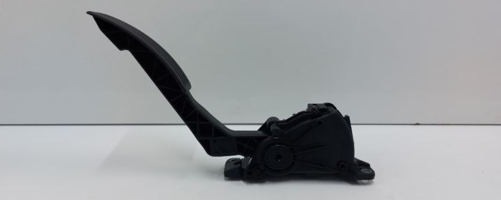 Pedala acceleratie 8200386506D Dacia Logan prima generatie (facelift)