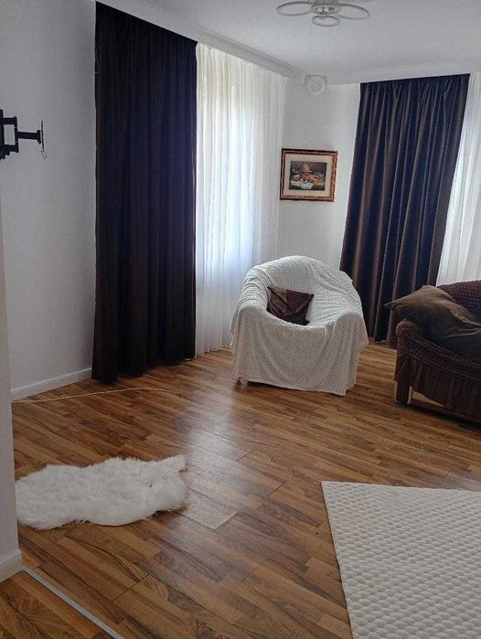 Inchiriez casa 2500 lei/300 MP curte mare