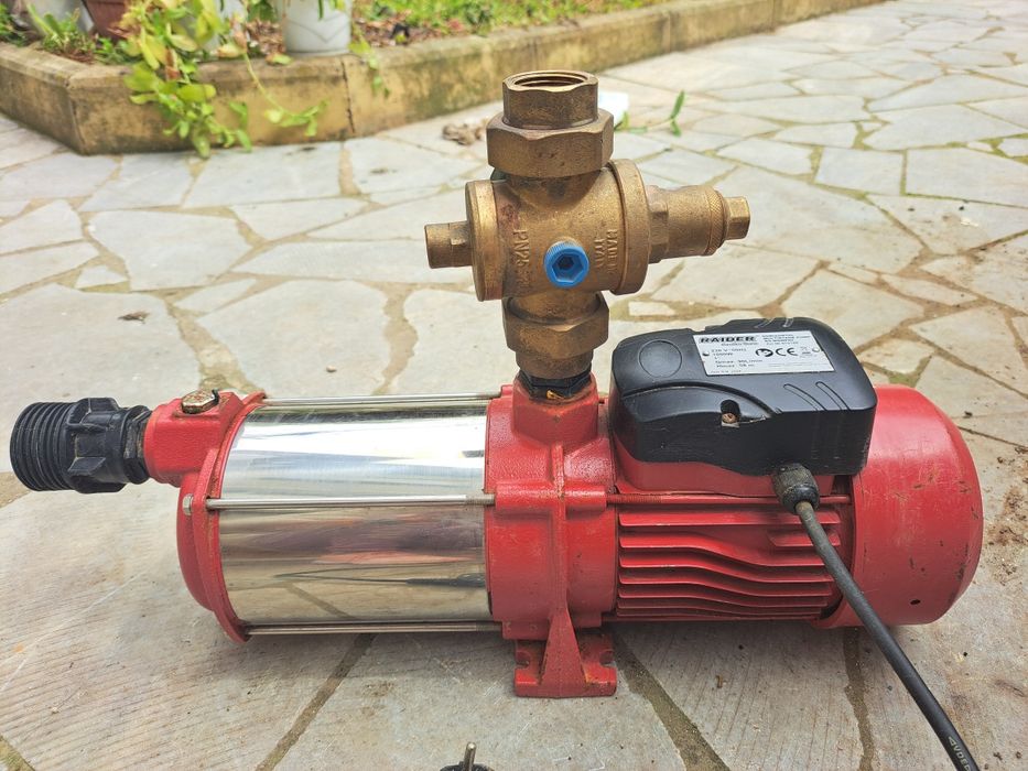 Помпа за вода Raider RD-MSWP86 (1000W, 58m напор) с монтиран манометър