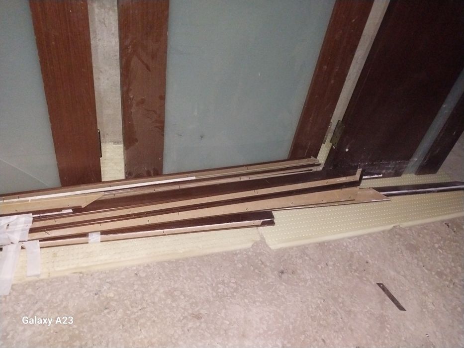 Продам двери  дерева.