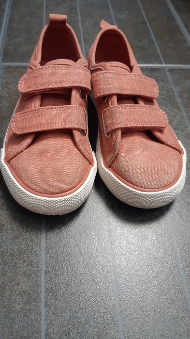 Продавам детски обувки. Н & М.