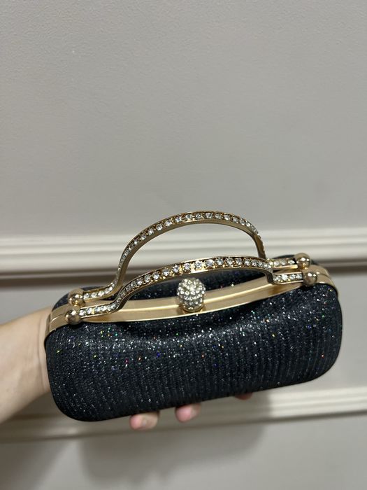 Продавам черна елегантна чантичка