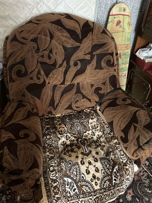 Продам срочно диван+2 кресла.