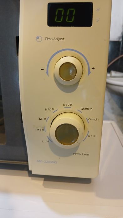 Миклровълнова печка HAIER 1300W КАТО НОВА