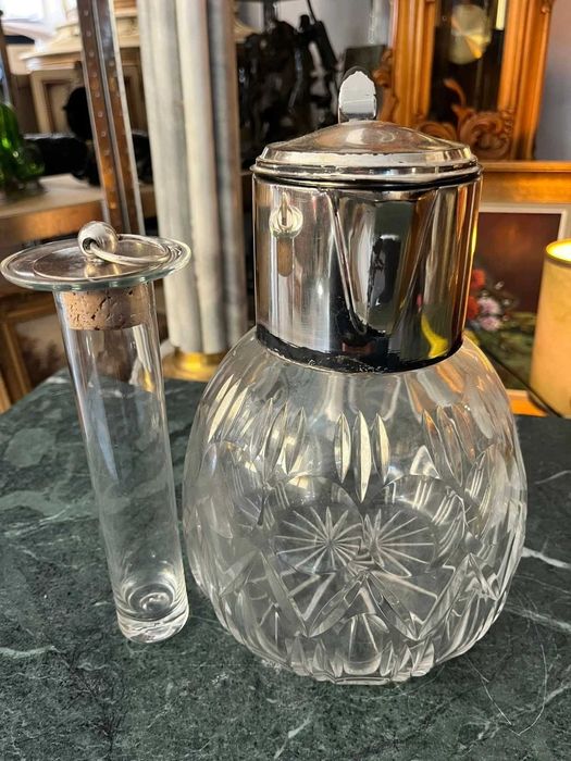 Carafă vintage din cristal tăiat cu capac și guler din metal argintat