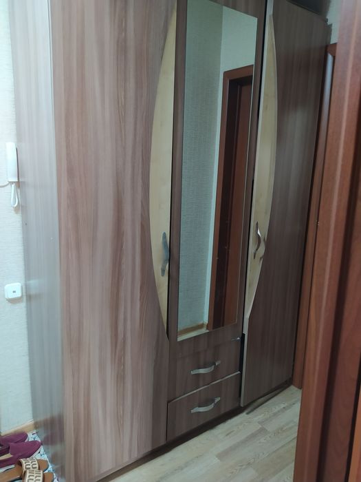 Продаю шифоньер.три секции..
