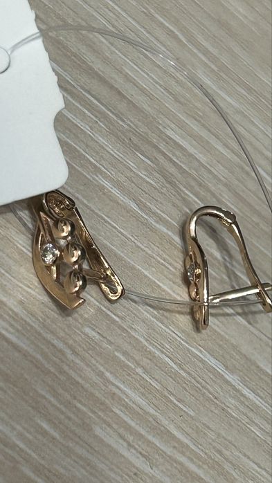 Продам новые золотые серьги