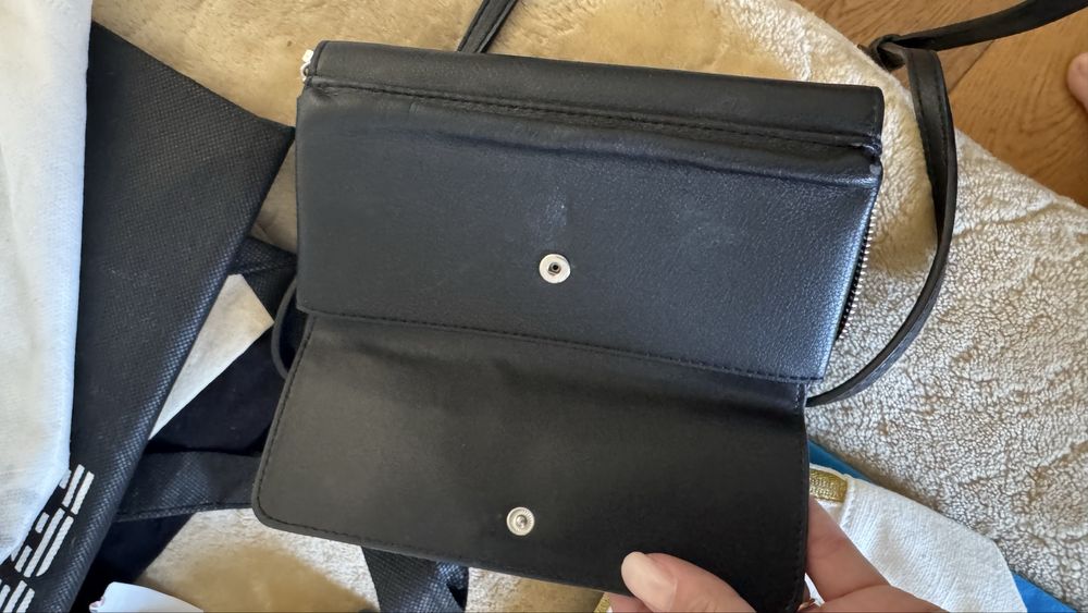 Geanta CK neagra, marime mica. Foarte bine compartimentata. Intra un telefon .