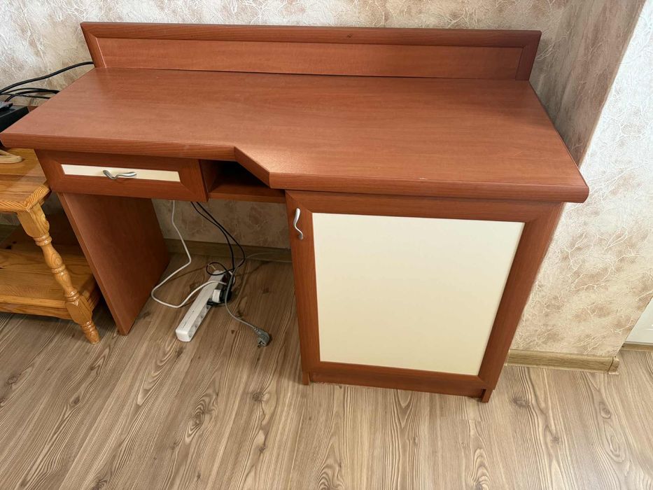 Дървено бюро за стая