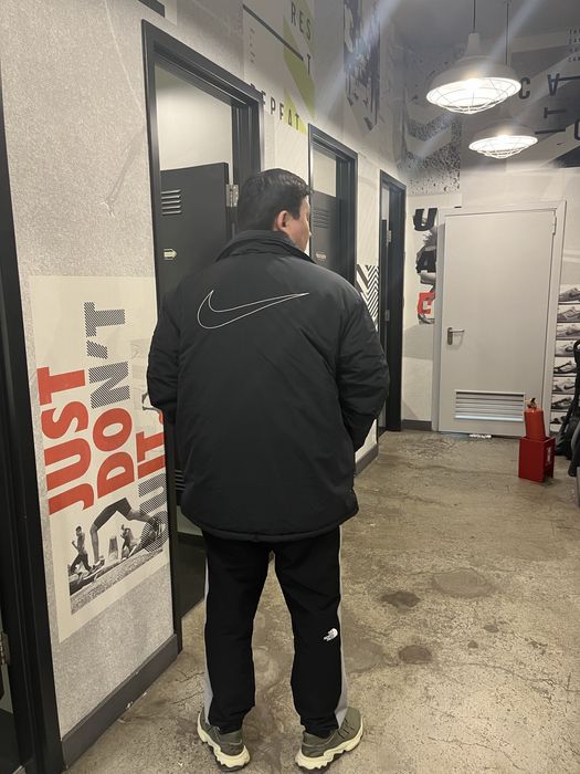 Продам куртку мужская Nike
