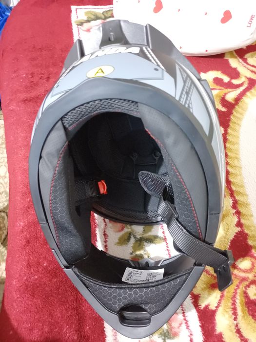Продам мотошлем новый