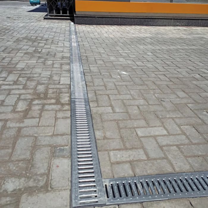 Брусчатка ва кафелда егиладиган сувлар учун копкогли ариклар. Газон