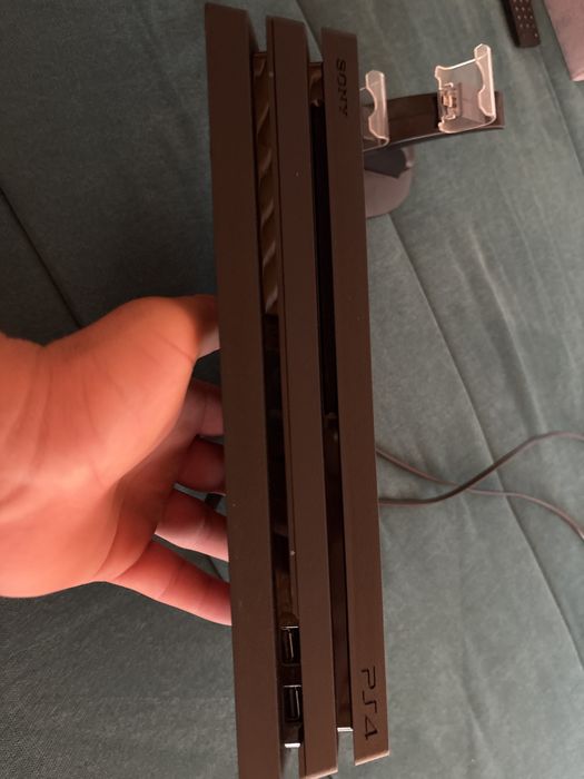 Vand ps4 pro in stare buna de functionare