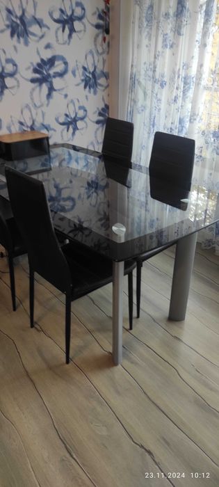 Трапезна маса за 6 човека .