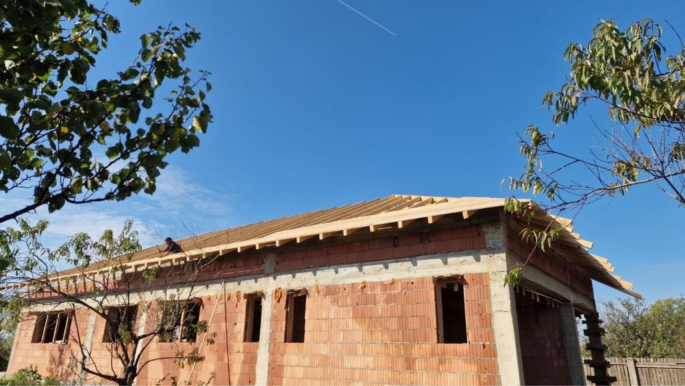 Executăm case la rosu