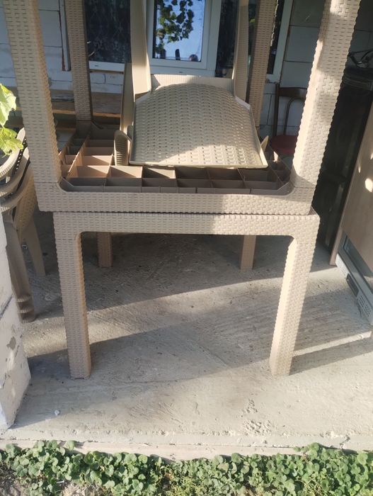 Mese terasa si gradină detin două seturi cu câte două mese si 4 scaune.foarte rezistente.400 lei setul.